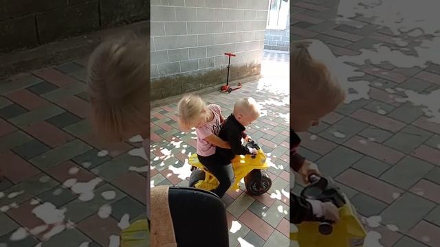 Дети едут на мотоцикле детском, падение))) смотреть онлайн