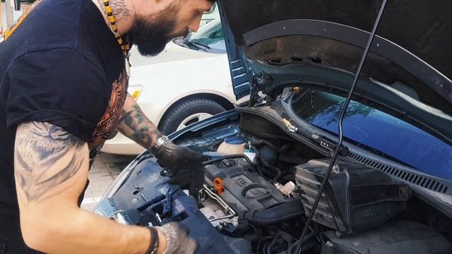 Seat Altea 2011 1.4 Проверка состояния Турбины, небольшие течи масла, со стороны трубки слива смотреть онлайн