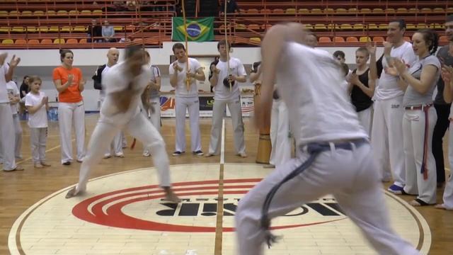 EU & FORMADO VIRUS NA VADIACAO - ARUE CAPOEIRA смотреть онлайн