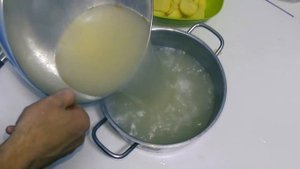 УХА ИЗ ОБРЕЗКОВ И ШКУРЫ ЛОСОСЯ - БЮДЖЕТНЫЙ СУП ИЗ КРАСНОЙ РЫБЫ