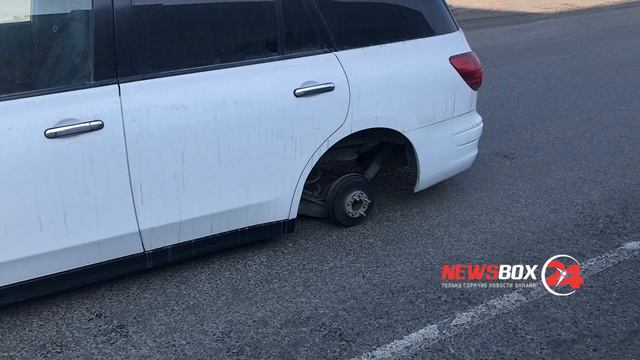 Оторвавшиеся колесо универсала подбило минивэн на улице Днепровской смотреть онлайн