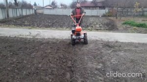 Мотоблок пашет самодельным плугом