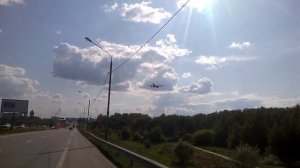 Самолет низко летит.aircraft