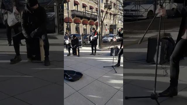 музыкант на улице. Поёт офигенно. Респект пацану. смотреть онлайн