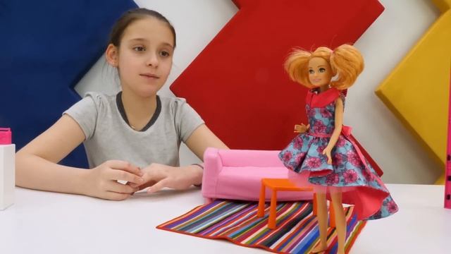 Одевалки: Стейси примеряет платья Барби. Видео для девочек