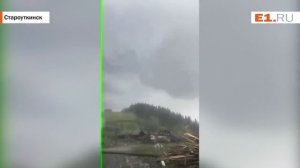 Ураган и град обрушились на посёлок в Свердловской области