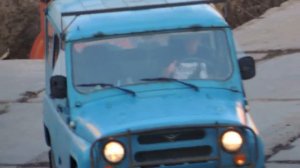 УАЗ Козёл едет на разворот, доезжает до стройки резко выворачивает руль и погнал обратно!