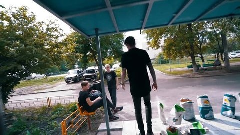 БЕДНЫЙ ШКОЛЬНИК ПРОДАЛ КВАРТИРУ И СБЕЖАЛ ИЗ ГОРОДА. КОНЕЦ ИСТОРИИ?