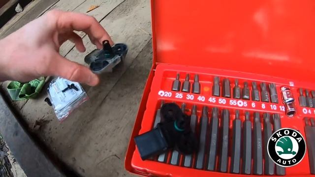 Замена датчика абсолютного давления Skoda Fabia 1.2 / 2010 г выпуска / ДАД / ошибка P0106... смотреть онлайн