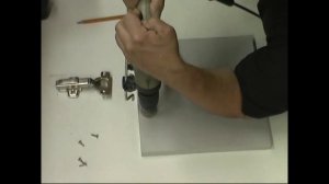 Присадка мебельной петли с помощью ручной электро дрели