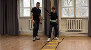 Урок фехтования катаной. Кендзюцу: отработка полу-выпада с инквартатой на координационной лестнице