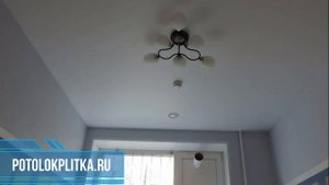 Установка матовых натяжных потолков с люстрой