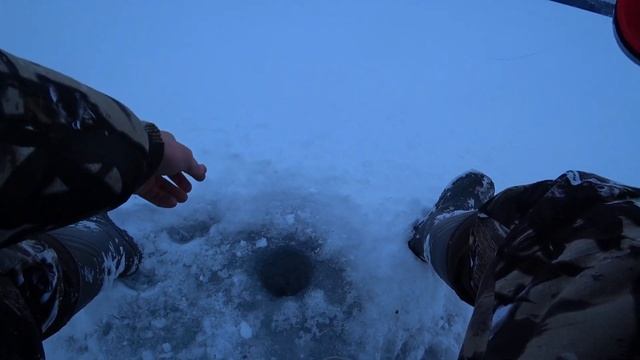 ОНИ ПРОСТО РВУТ ЦЕПОЧКИ, НЕ ПОДНЯТЬ И НЕ ВЫТАЩИТЬ!!! РЫБАЛКА НА ОКУНЯ, ЛОВЛЯ ОКУНЯ НА ГЛУБОКОМ ОЗЕР