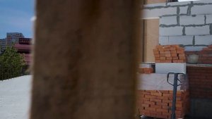 Стройка в центре города. Кладка стен. Как установить несущую стену в центре пролета