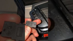 Разбираем BMW 3, F30, консоль подлокотника AUX, ручник.