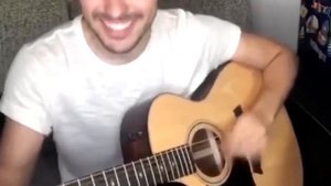 Jorge Blanco singing “Opciones” acoustic version (April 12)