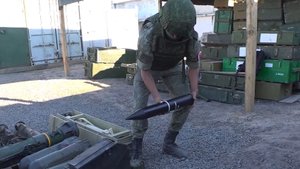 Российские военнослужащие показали трофейное оружие, брошенное отступающими украинскими националиста