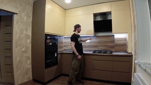 Обзор угловой трехуровневой кухни с крашеными фасадами с профиль ручкой. смотреть онлайн