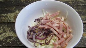 Салат из капусты с ветчиной и жареными овощами
