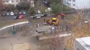 Экскаватор копает яму