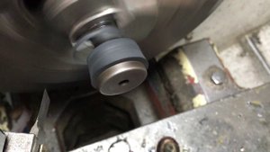 И снова обработка резины на токарном станке.