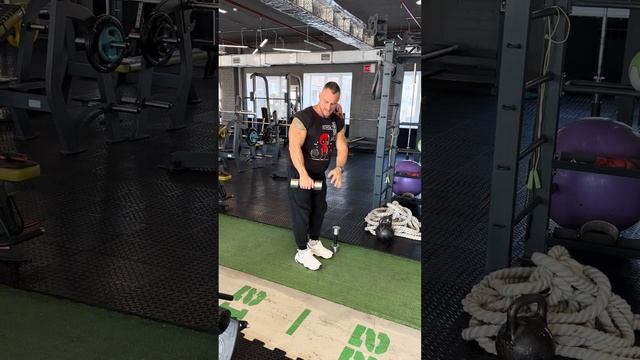 Махи с гантелями через стороны стоя Плечи и Дельты смотреть онлайн