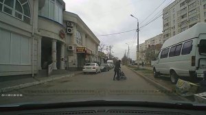 беспечная мамаша с коляской в Севастополе