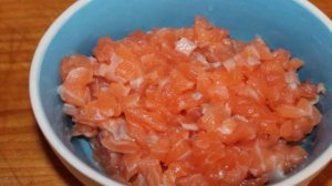 Рыбный тартар с авокадо и гренками