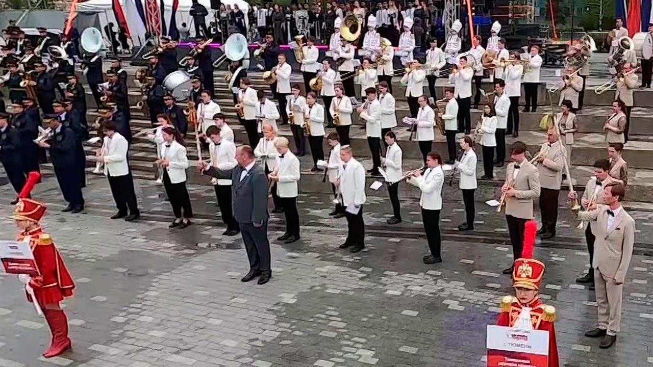 Духовые оркестры прошли по улицам Перми в рамках фестиваля "Фанфары Прикамья"