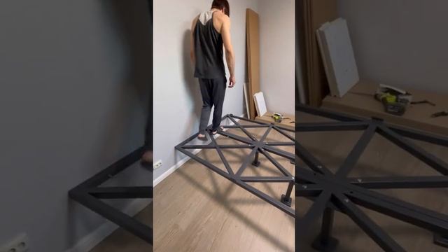 Парящая кровать металлическое основание у кровати смотреть онлайн