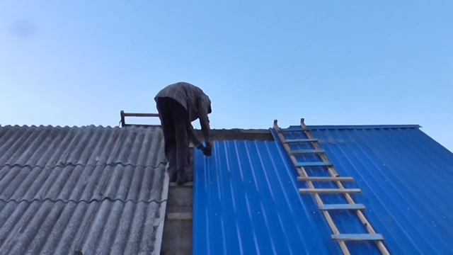 Замена старой кровли на новую из современного профлиста с-20 0,5 своими руками смотреть онлайн