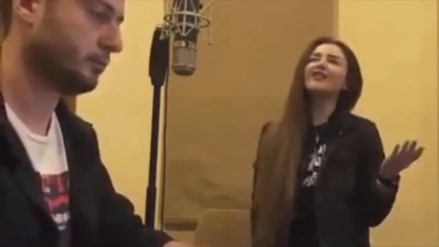 Красивая Армянка поет очень красиво на Армянском