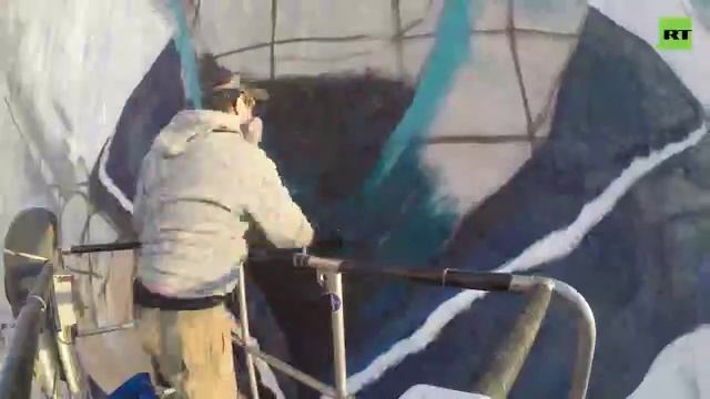В подмосковном Реутове создали огромные граффити с бабушкой, над которой за флаг СССР издевались укр