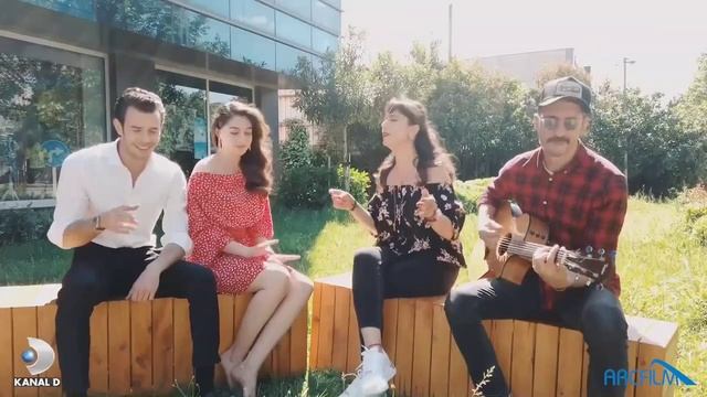 Айтач Шашмаз и Джемре Байсель поют песню из сериала 