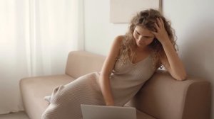 Не предупредив жену и тещу, Андрей поехал на дачу. А когда зашел в дом, то не поверил своим глазам.