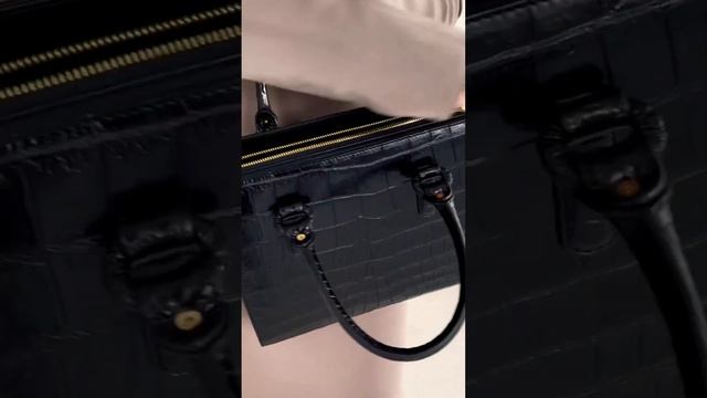 Сумка из кожи крокодила. Стоимость： 88500₽.Все изделия в 1-2 экземплярах.Подробности в комментариях. смотреть онлайн