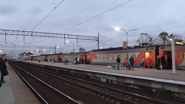 Электропоезд ЭТ2М - 138 останавливается на о.п.Ленинский проспект смотреть онлайн