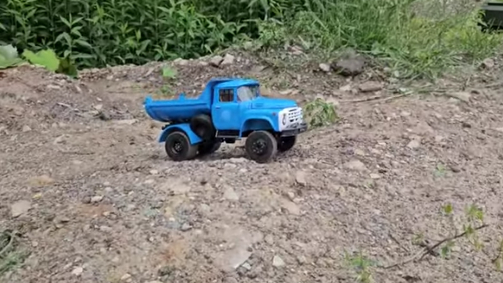 Зил ММЗ 555 в работе, отсыпаем канаву валунами смотреть онлайн