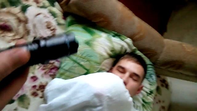 ЖЕСТКО!!! Испугал спящего брата смотреть онлайн