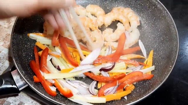WOK ЛАПША С КРЕВЕТКАМИ И ОВОЩАМИ ГОТОВИМ ДОМА В ОБЫЧНОЙ СКОВОРОДЕ !УНИВЕРСАЛЬНАЯ КУХНЯ смотреть онлайн
