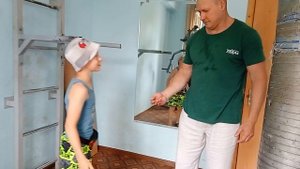 сын даёт деньги бате на семечки