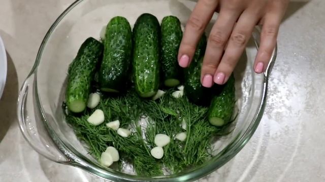 ХРУСТЯЩИЕ Малосольные Огурцы на Минералке с Зеленью и Чесноком смотреть онлайн