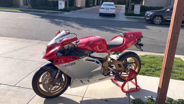 The best looking motorcycle ever made Mv Agusta F4 Oro смотреть онлайн