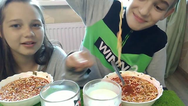 ОСТРЫЙ ДОШИРАК CHALLENGE ! С ДРУЗЬЯМИ смотреть онлайн