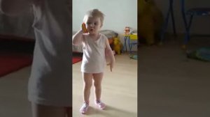 Маленькая девочка разговаривает по телефону