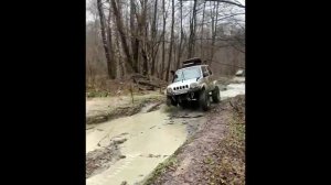 Suzuki jimny на 35 колёсах унесла река. Жесть, русское бездорожье, потоп, грязь, горы, лес.