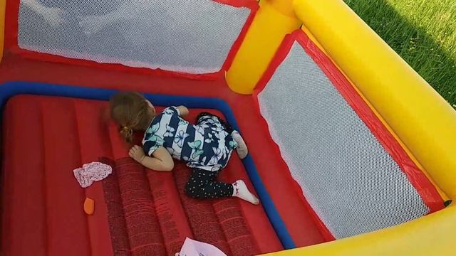 Купили гигантский батут. Надувной комплекс от Intex Jump o lene. Надувной батут Джамп о Лин смотреть онлайн