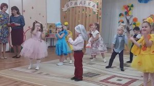 Танец белочки с орешками