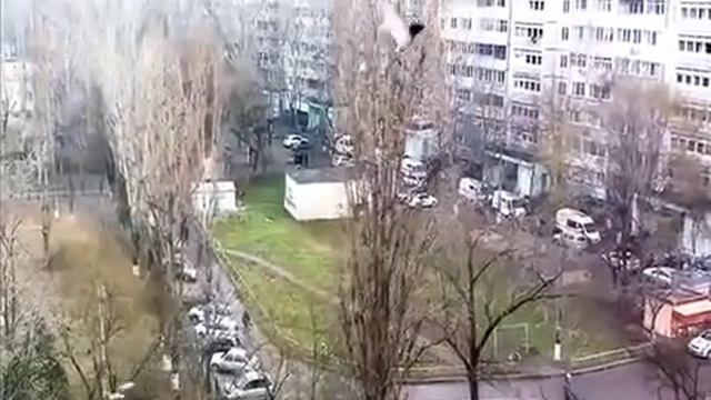 Колонна машин скорой помощи проводила в последний путь Андрея Овчинникова смотреть онлайн