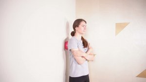 Массаж подостной мышцы шипастым мячом у стены (1487)